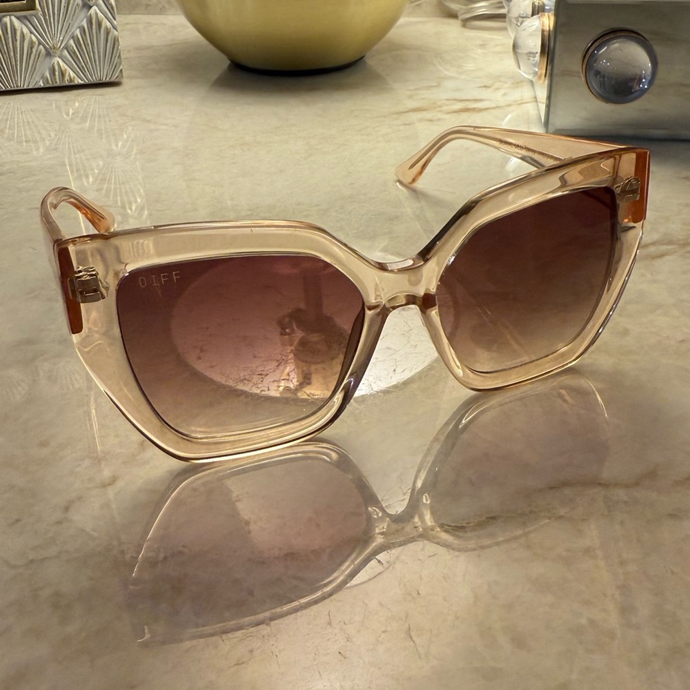 DIFF Eyewear Women's Peach Sunglasses